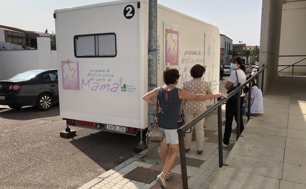 Un total de 697 mujeres de la localidad pasarán por la Unidad Móvil para hacerse una mamografía