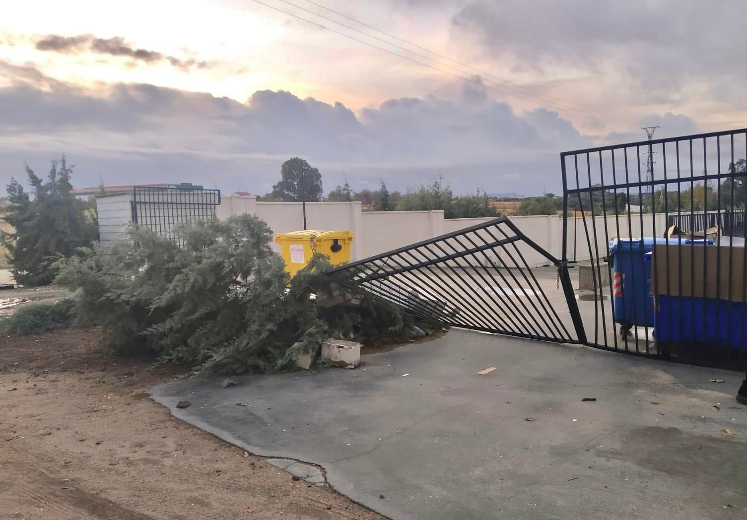 El temporal de la noche del martes derribó la pared del punto limpio
