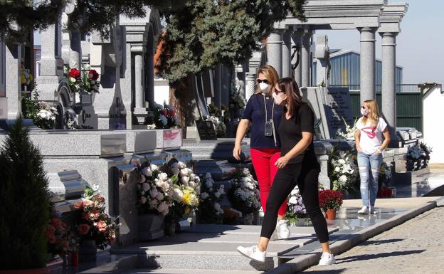 Más de 1.500 personas han visitado el cementerio de Quintana durante el puente