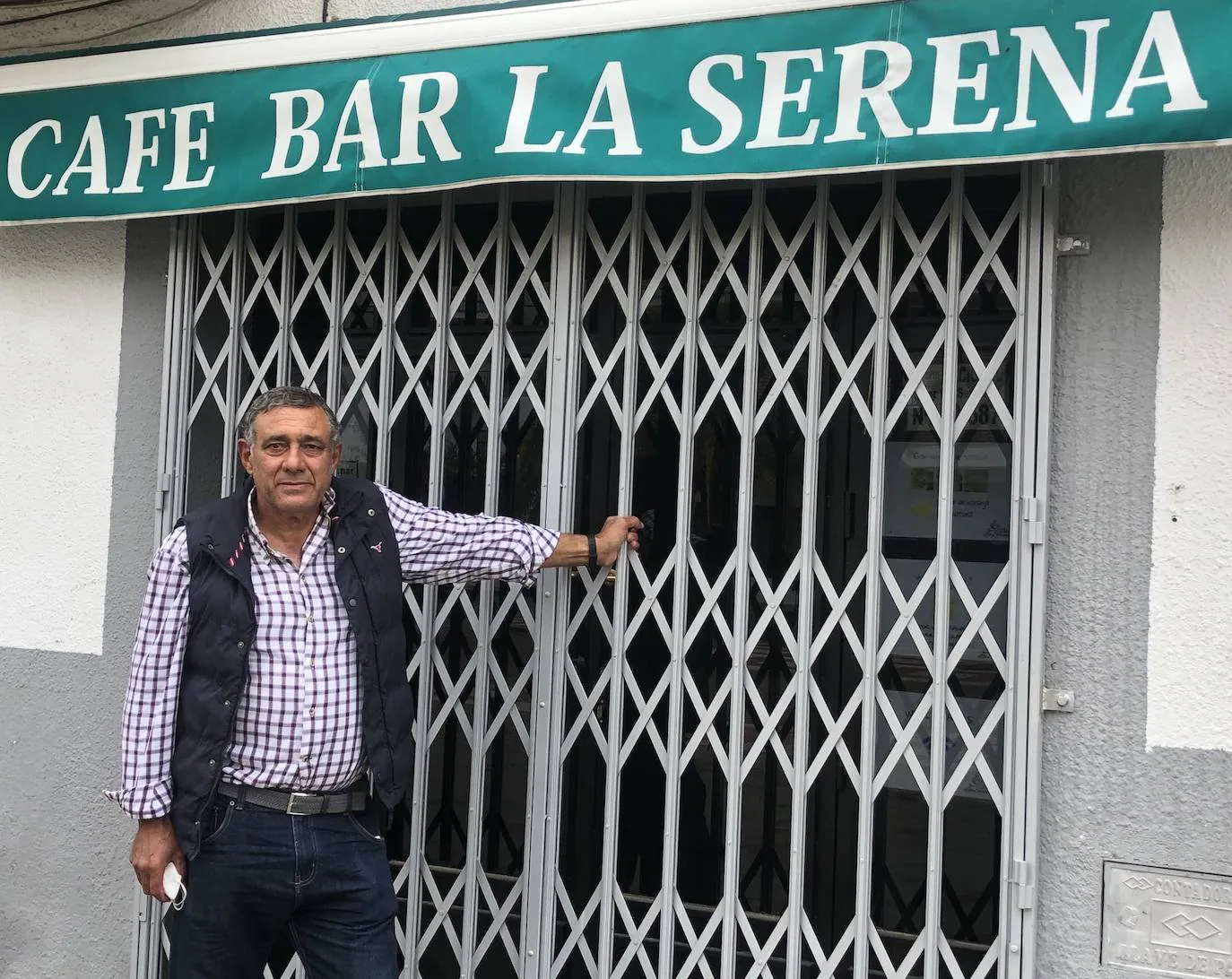 Victoriano Pozo en la puerta del bar 'La Serena', ahora cerrado /MARÍA FORTUNA