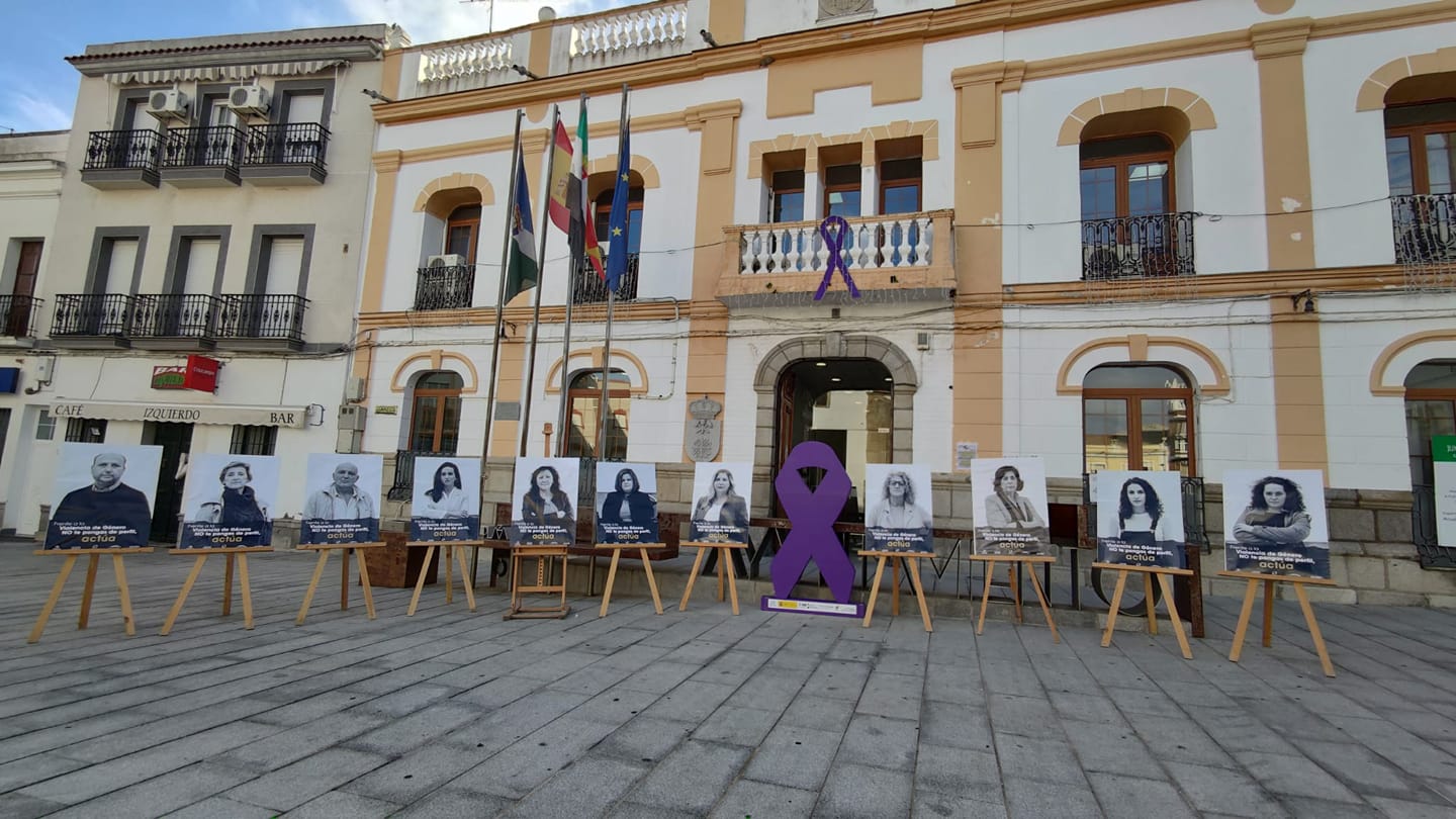 Una decena de personas comprometidas forman una exposición contra la Violencia Machista
