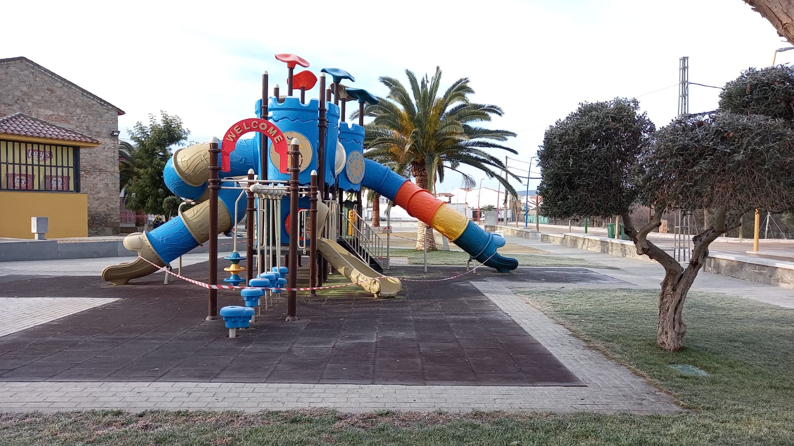 El Ayuntamiento lleva a cabo la replantación del césped en el Parque Nuevo