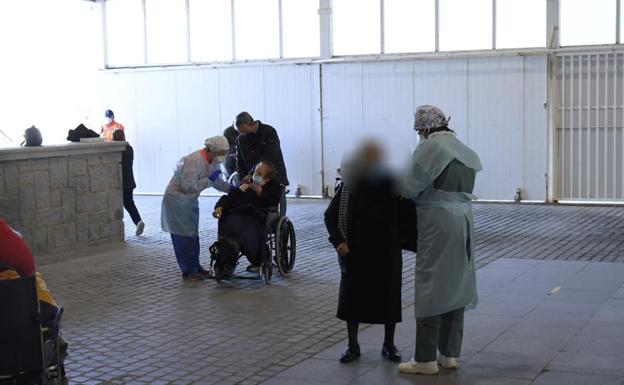 Continúa la vacunación de los mayores de 80 con las segundas dosis a los 60 primeros, y 24 nuevas más