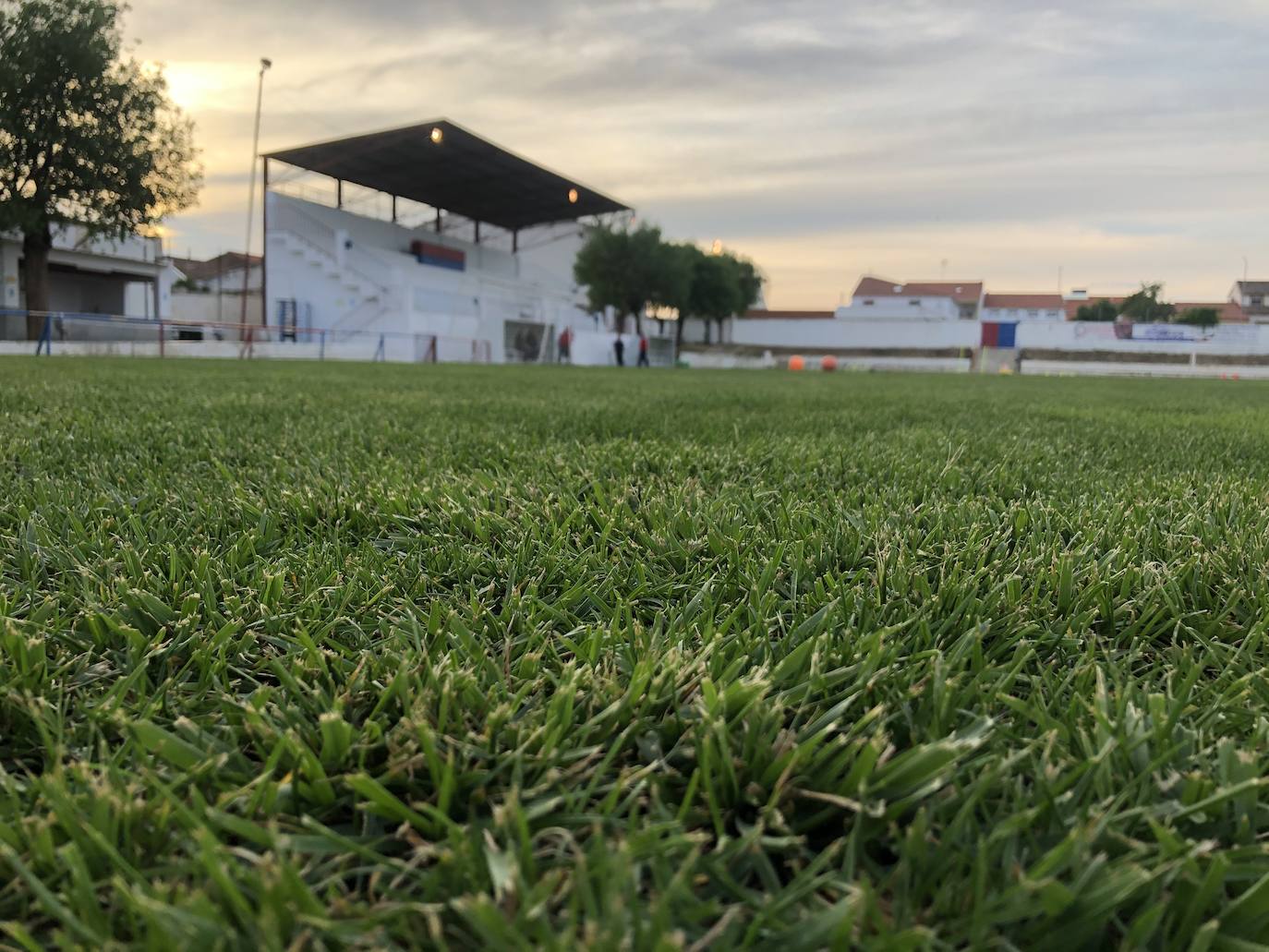 El presupuesto municipal incluye poner césped artificial en el estadio