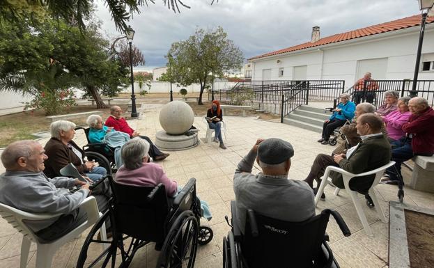 Los mayores de la residencia disfrutaron de la literatura extremeña por el Día del Libro