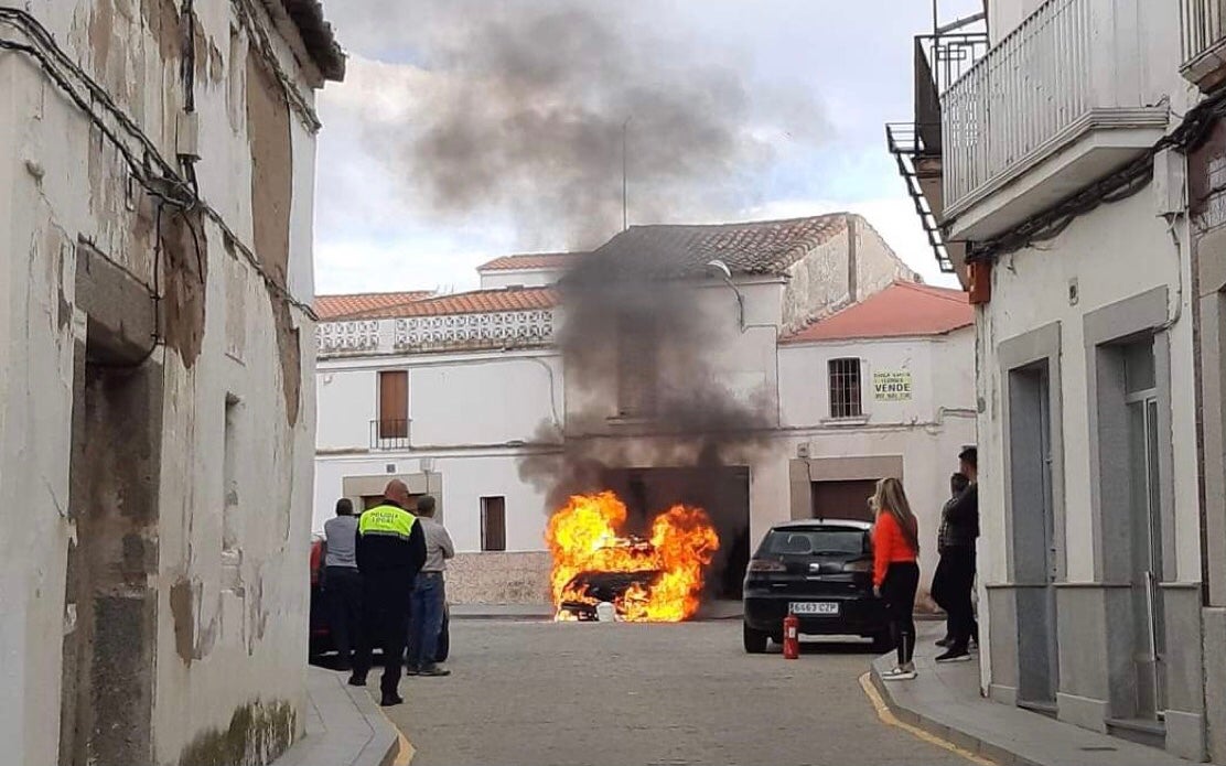 Un coche sale ardiendo en la localidad