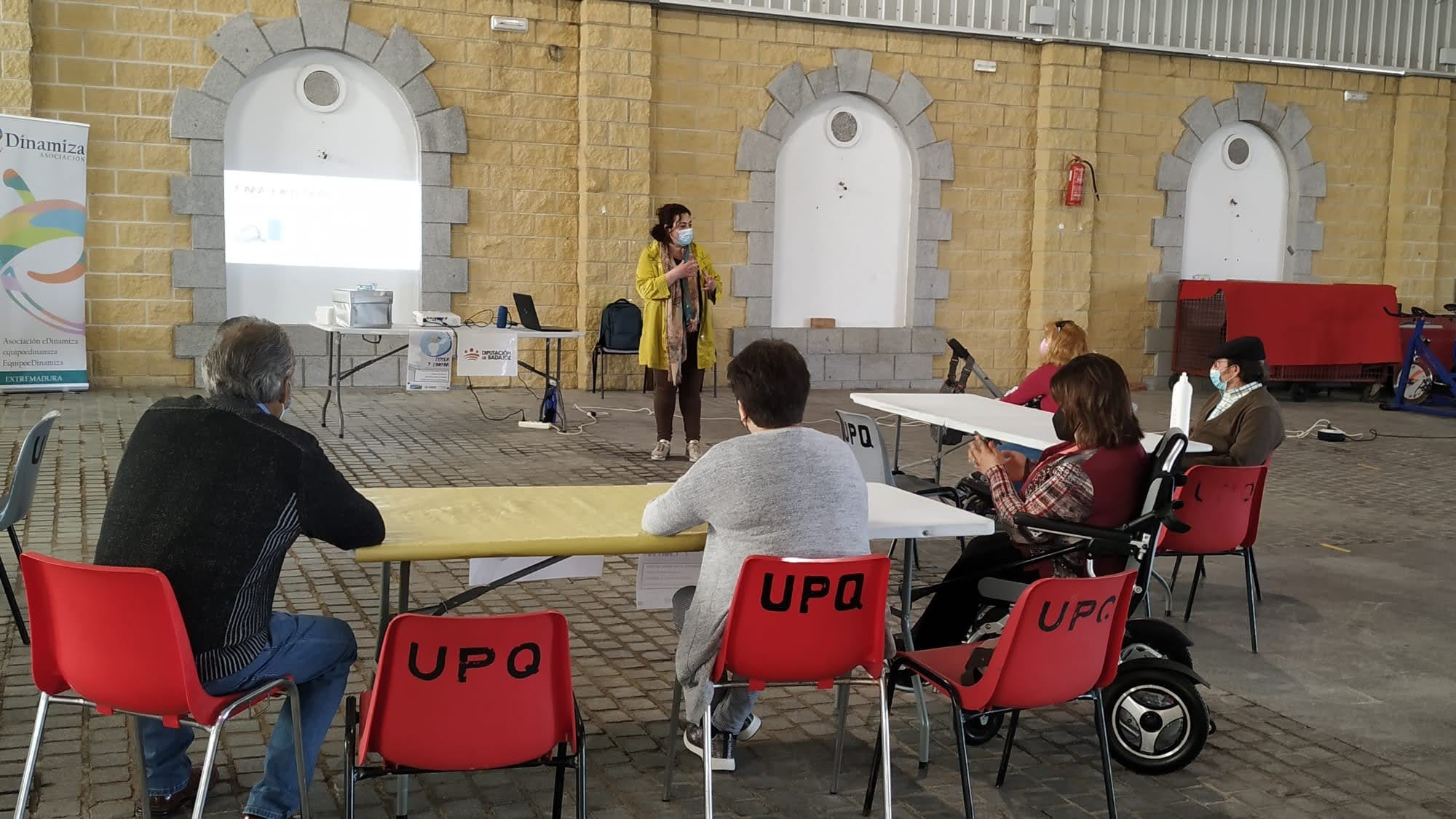 Emociones y recuerdos en el taller 'Coser y cantar' de e-Dinamiza