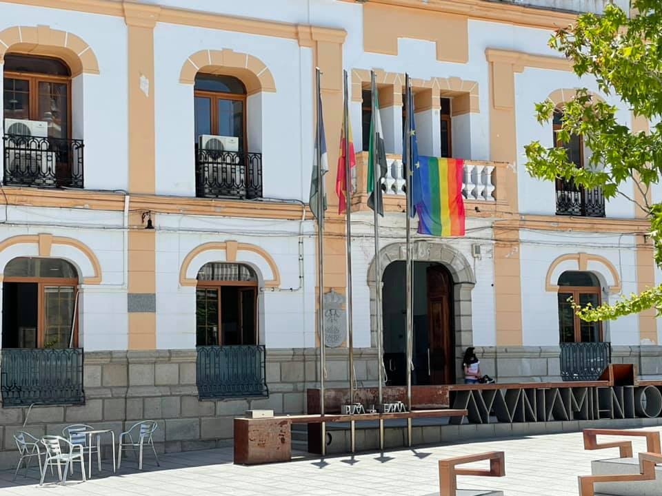 Los colores del arcoíris tiñen Quintana en apoyo al colectivo LGTBI+