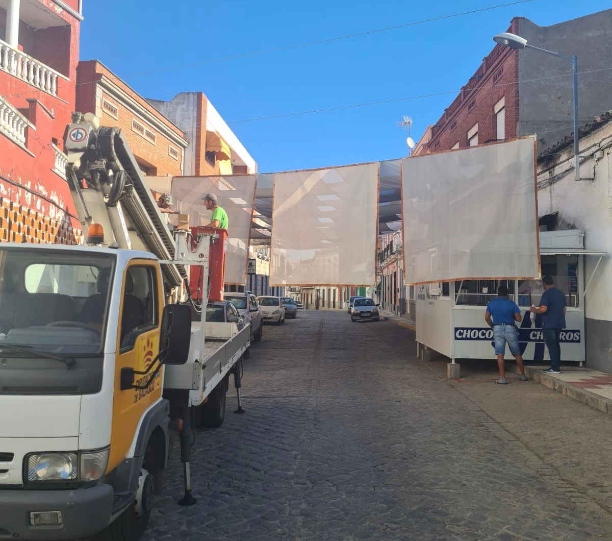 Comienza la instalación de los toldos en la calle Abajo