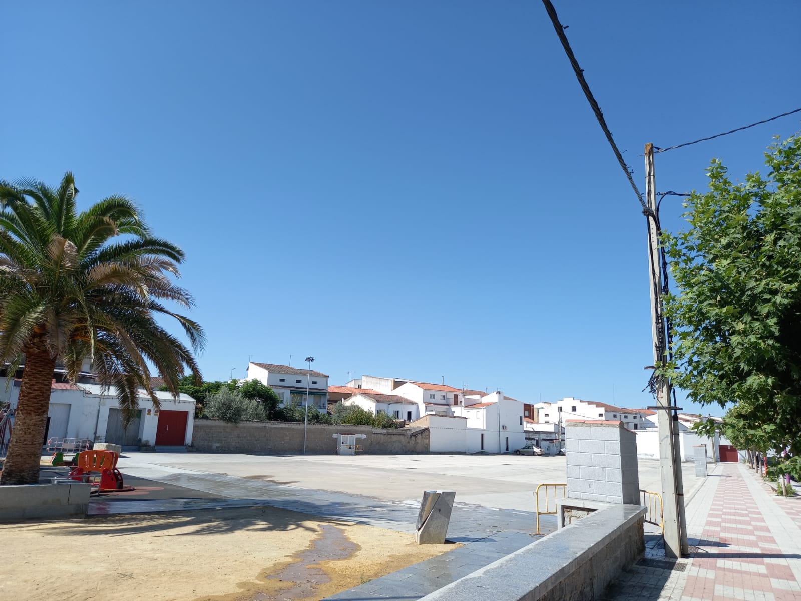 El Ayuntamiento soterrará el tendido eléctrico del recinto ferial