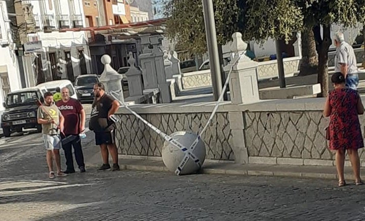 Una bola de granito de la Plaza de España se desprende y llega hasta el parque