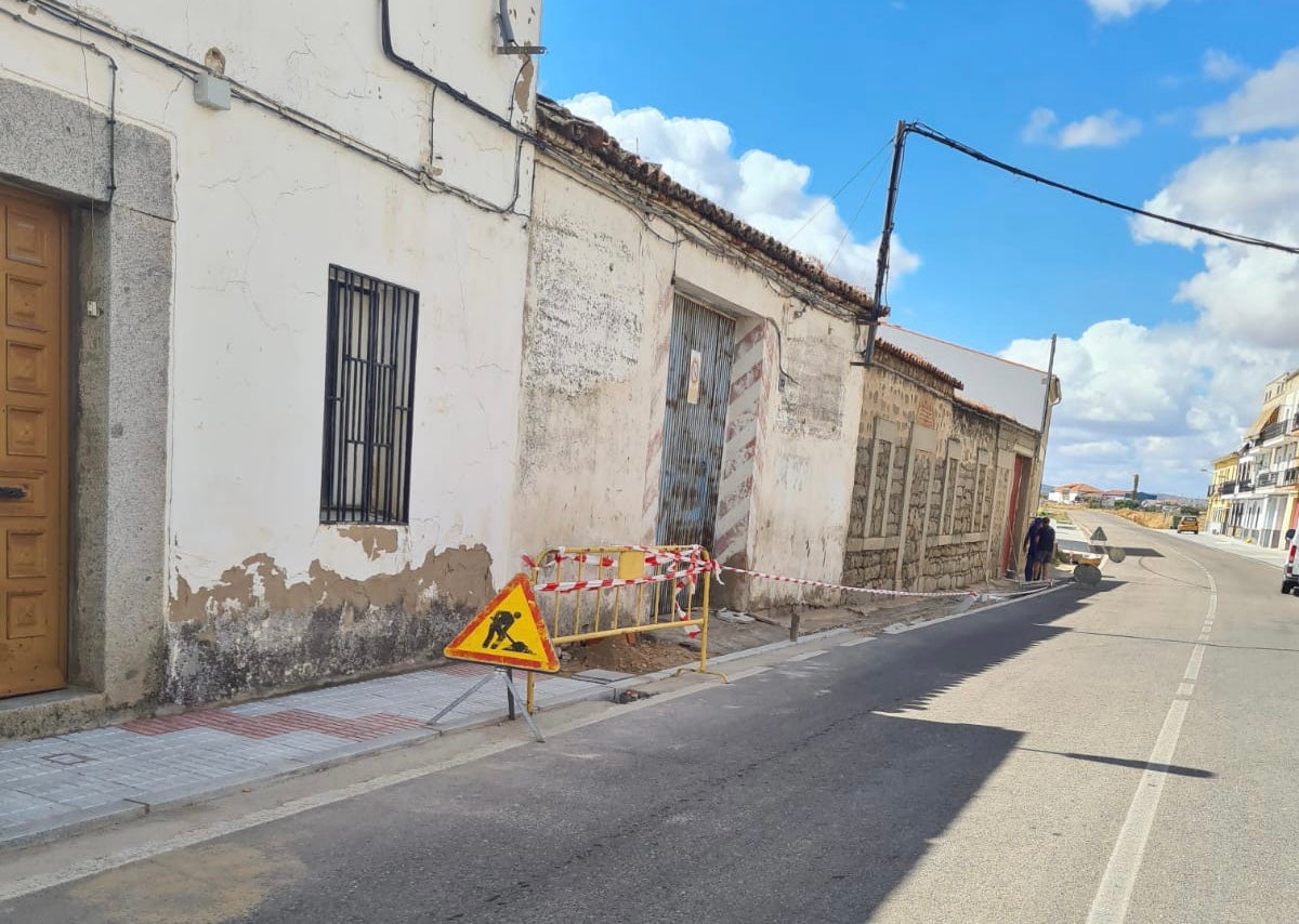 La Avenida de la Hispanidad contará con acerado, bancos y farolas en la margen izquierda