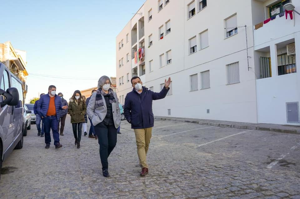 La consejera de Vivienda, Leyre Iglesias, visita los pisos de La Laguna tras finalizar la primera fase de las obras