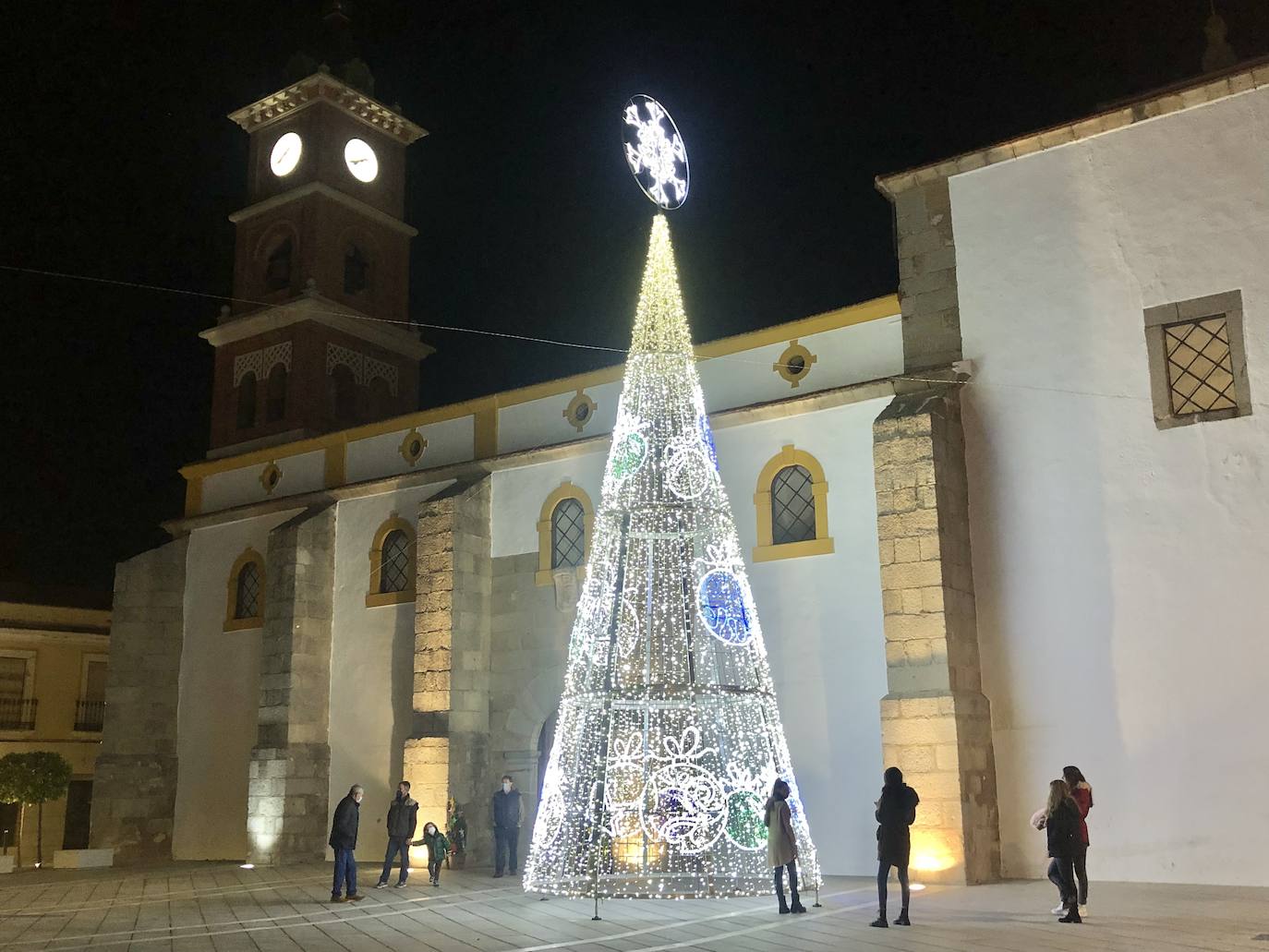 El árbol de Navidad de la Plaza, reclamo para vecinos y visitantes