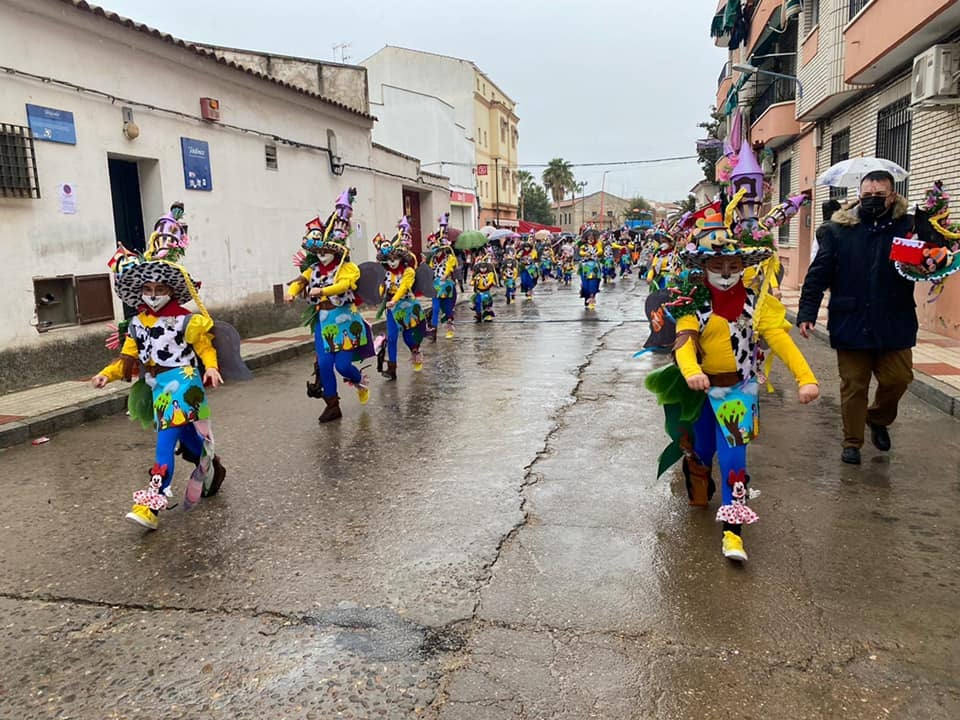 Color y mucha ilusión en el desfile infantil a pesar de la lluvia