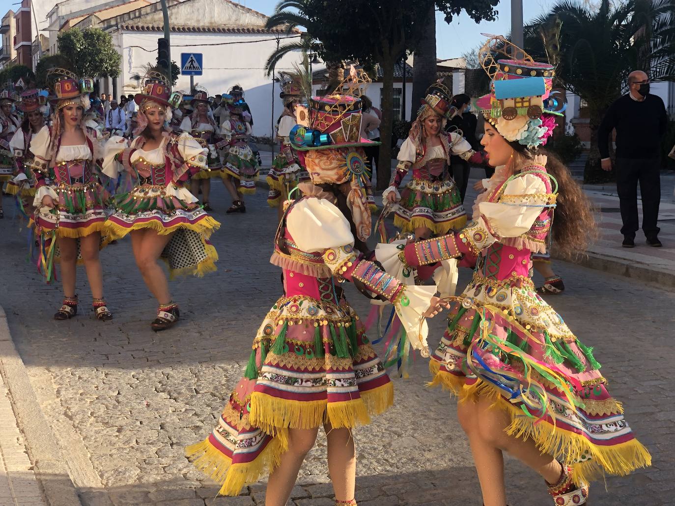 El desfile de adultos hace brillar las calles de Quintana