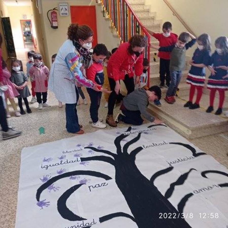 Todos los alumnos del colegio trabajan por la igualdad en el Día de la Mujer