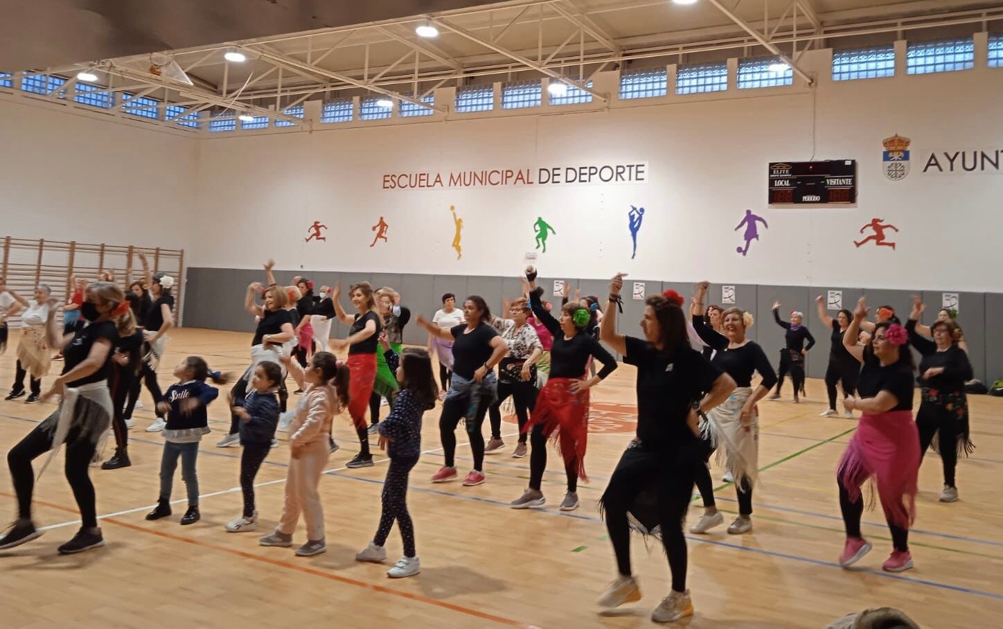 Más de un centenar de mujeres participaron en una masterclass de aerobic al son de la rumba