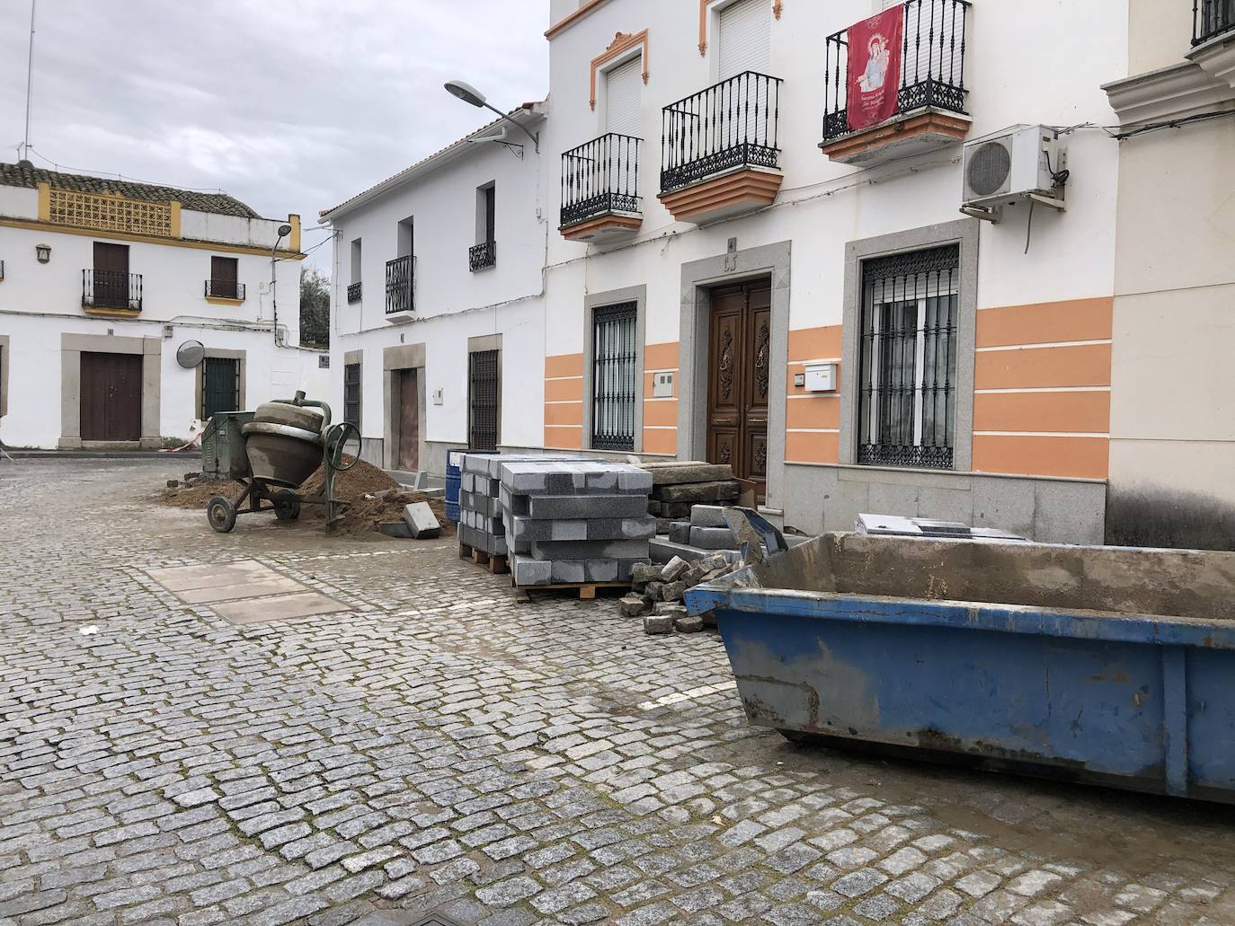 Avanzan las obras de cambio de acerado en la Plaza de Extremadura