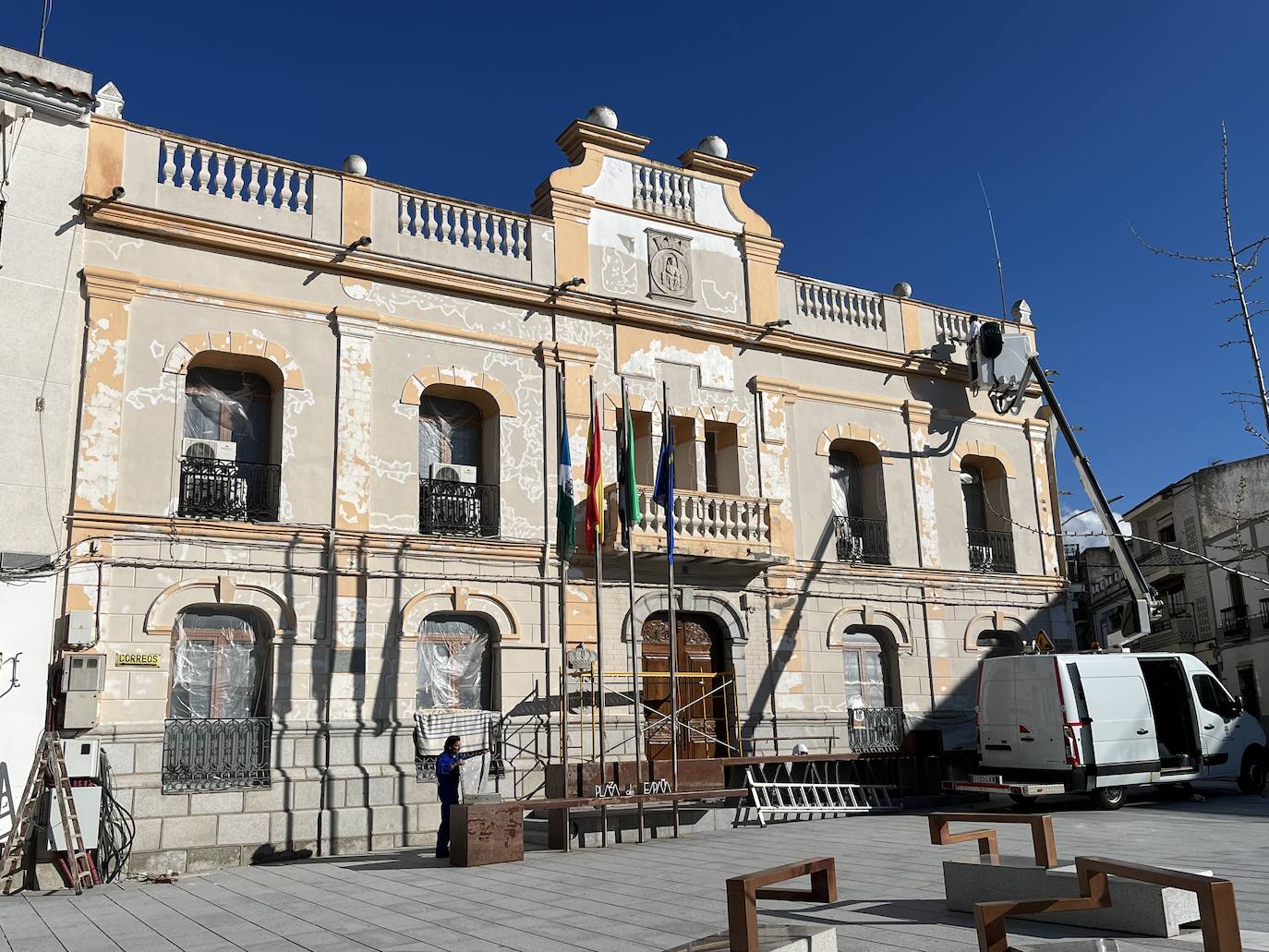 El edificio del ayuntamiento lucirá un aspecto renovado tras pintar la fachada