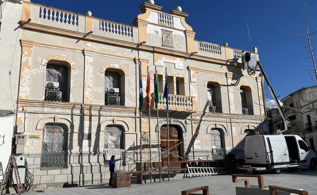 El edificio del ayuntamiento lucirá un aspecto renovado tras pintar la fachada