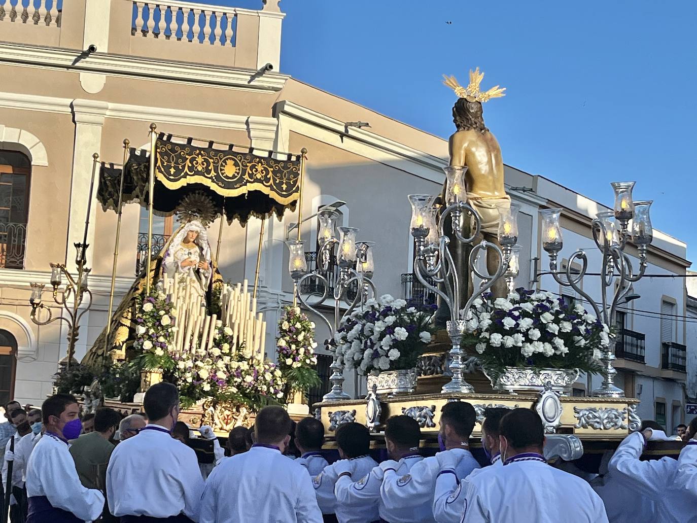 'El Amarrao' y 'La Dolorosa' se encuentran tras más de dos años en la plaza de España