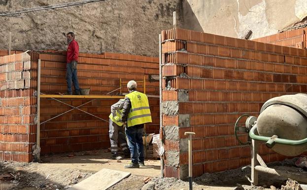 Los contenedores del inicio del camino de Zalamea se reubicarán en un nuevo espacio