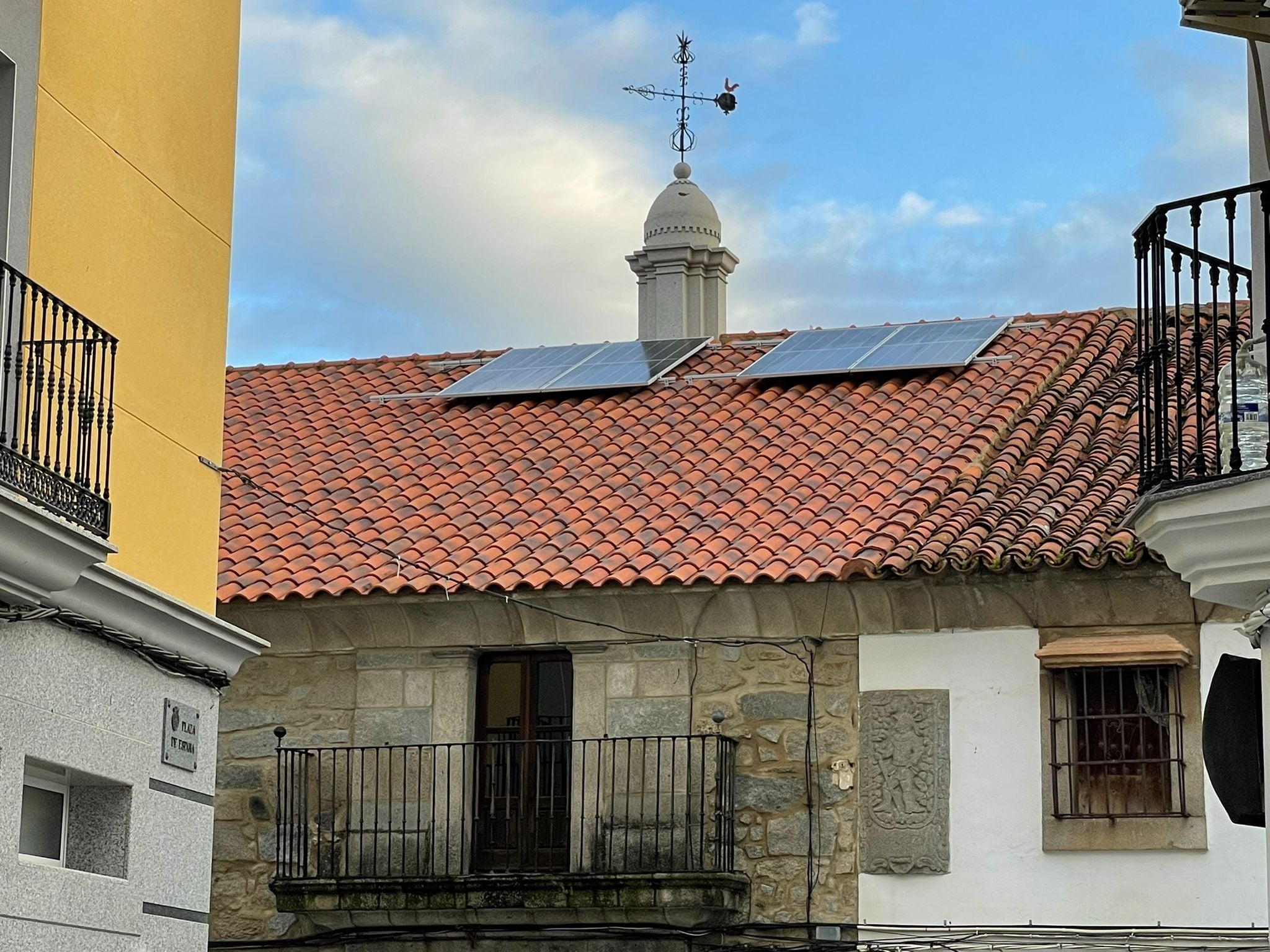 Nuevas placas fotovoltaicas en edificios municipales en la localidad