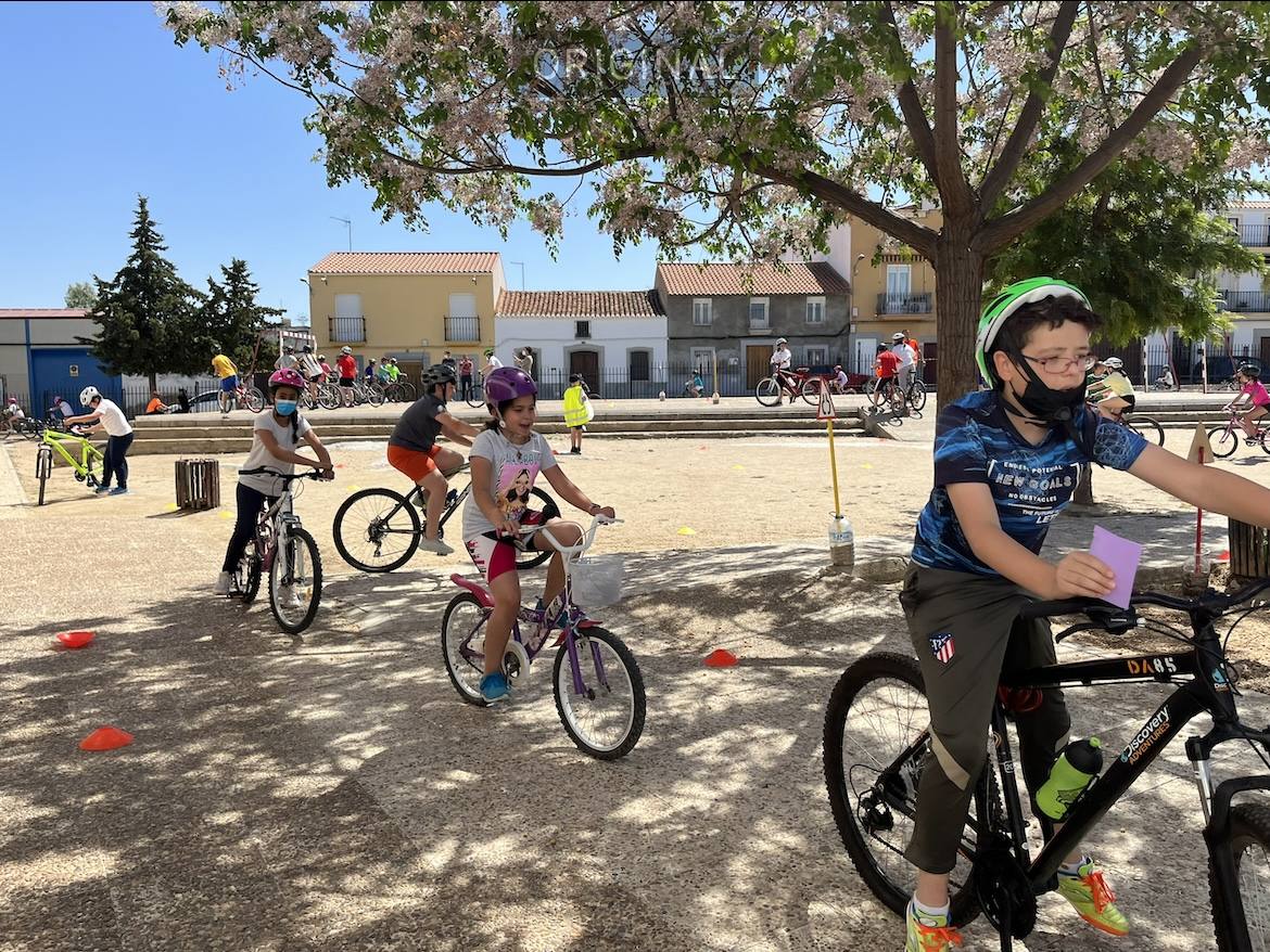 Los alumnos del colegio se ponen a prueba en la bicicleta