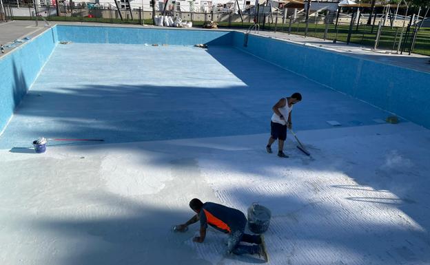 El suelo de la piscina estrena revestimiento este verano