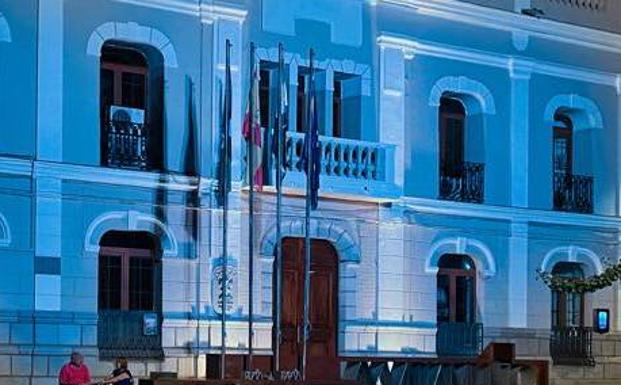 El Ayuntamiento se tiñe de azul por el día mundial de la fisura labio-alveolo-palatinas