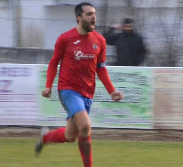 Fernan Tena se marcha del CD Quintana tras vestir su camiseta toda una vida