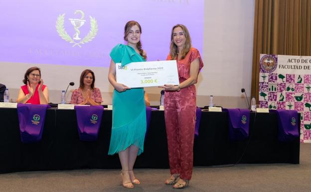 La quintanense Elena Isidora Tena, premiada por lograr un expediente impecable en Farmacia