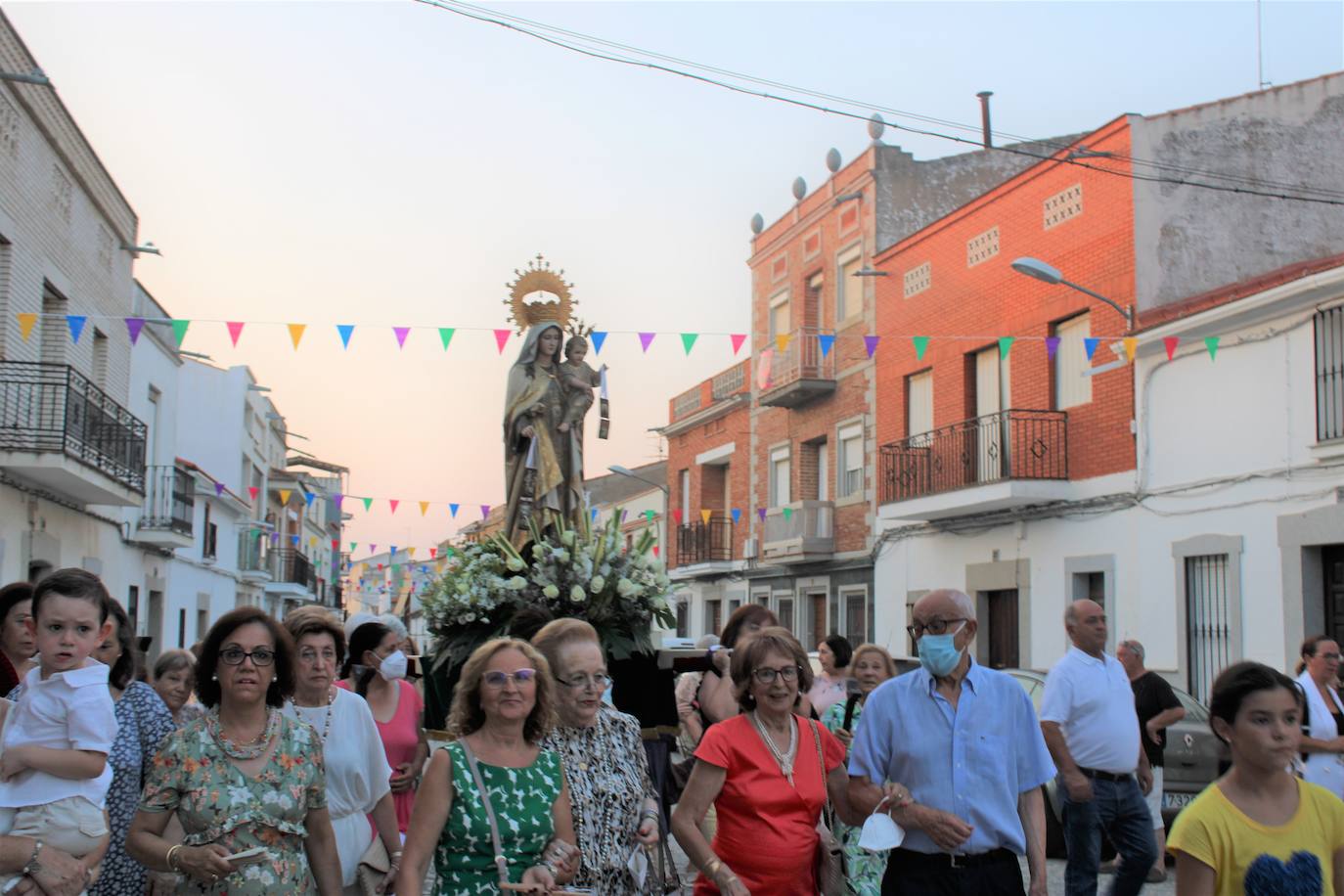 Centenares de vecinos acompañaron a la Virgen del Carmen en su regreso al camino de Zalamea