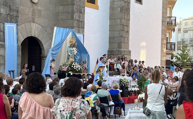 La Virgen de los Milagros regresa a la plaza de España tres años después