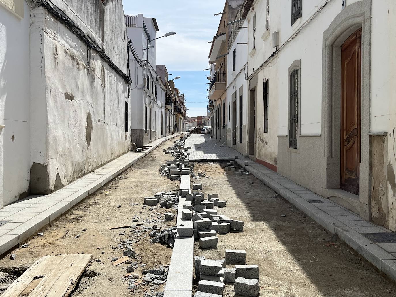 Comienza la colocación del adoquinado en el primer tramo del camino de Zalamea