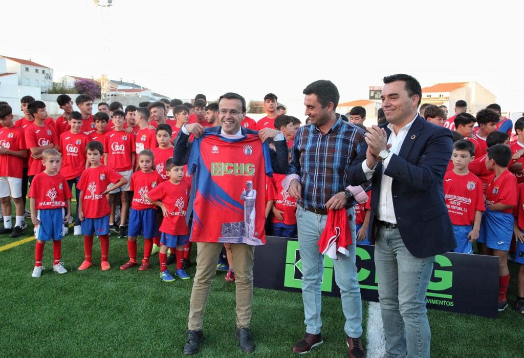 Quintana inauguró por todo lo alto el nuevo campo municipal de fútbol