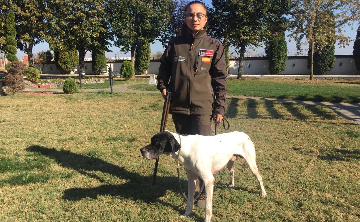 María Fernández, ganadora de la prueba final del campeonato extremeño de caza menor con perro