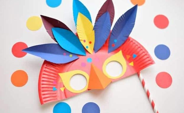 Taller de caretas de carnaval en la Biblioteca Municipal