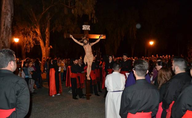 Madrugada con el Calvario a golpe de campana y tambor