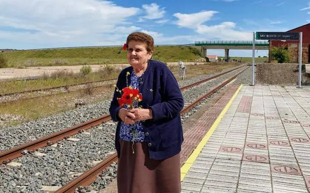 Una foto de La Rosario en la que reivindica el tren extremeño /