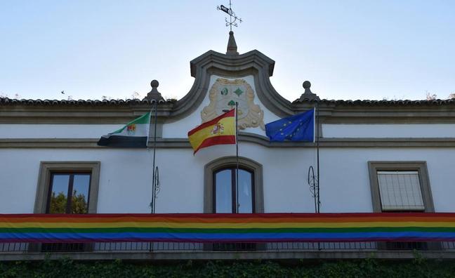 El edificio municipal luce los colores de la bandera./HOY