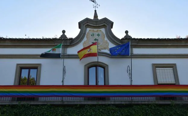 El edificio municipal luce los colores de la bandera. 