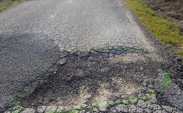 Vecinos denuncian el mal estado de la carretera que conduce a Alcorneo