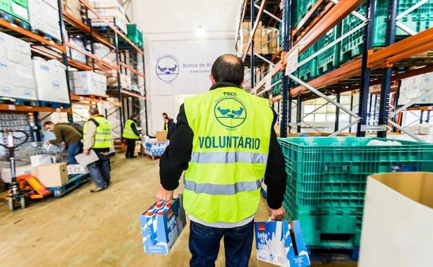 La Caixa y Fesbal recogen 7.300 litros de leche para familias desfavorecidas en Badajoz