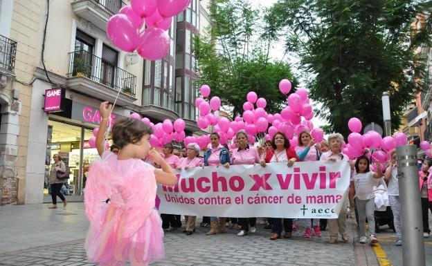 La asociación contra el cáncer anima al comercio local a sumarse al rosa