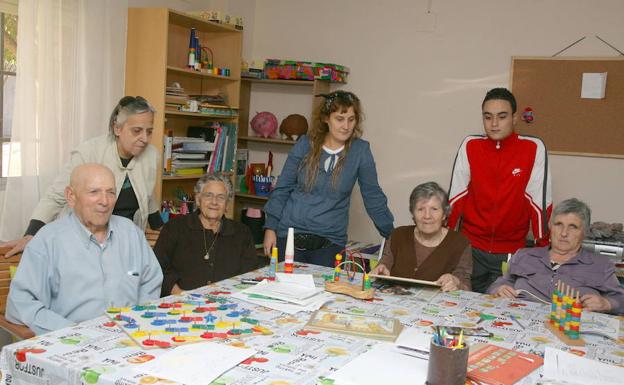 El Ayuntamiento de Coria entrega 1.000 euros a la asociación de Alzheimer