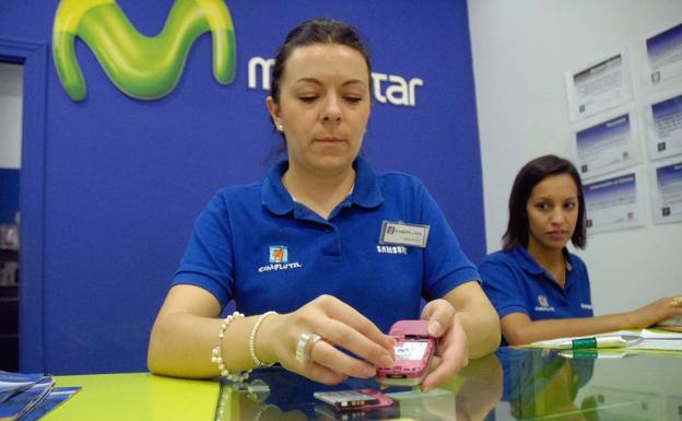 Una veintena de empleados de Telefónica recogen basura en Valdesalor con un programa de voluntariado