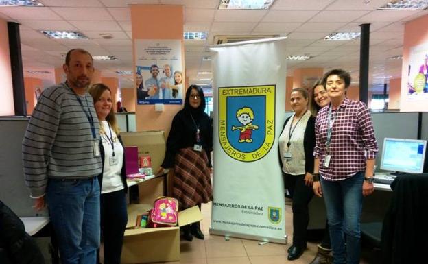Trabajadores de Atento donan material escolar a Mensajeros de la Paz