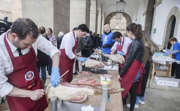 Unos 70 cortadores de jamón se citan en Mérida con fines solidario